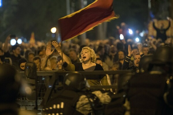 Το χάος προ των πυλών στα Σκόπια - Αβεβαιότητα, βία και δεκάδες τραυματίες από τα επεισόδια στο Κοινοβούλιο