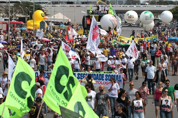 Βραζιλία: Ογκώδεις διαδηλώσεις και βίαια επεισόδια στη γενική απεργία που παρέλυσε τη χώρα
