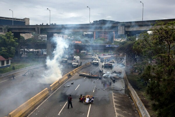 Βενεζουέλα: Βίντεο καταγράφει θωρακισμένο όχημα να πέφτει πάνω σε διαδηλωτές