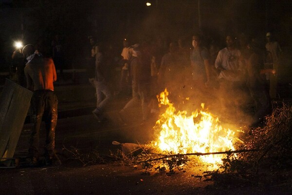 Βενεζουέλα: Διαδηλωτές έριξαν βενζίνη σε δημοσιογράφους και απείλησαν να τους κάψουν