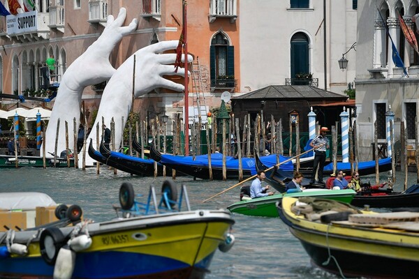 Το γλυπτό με τα γιγαντιαία χέρια που αναδύονται από το Μεγάλο Κανάλι της Βενετίας είναι μια ηχηρή απάντηση στην κλιματική αλλαγή