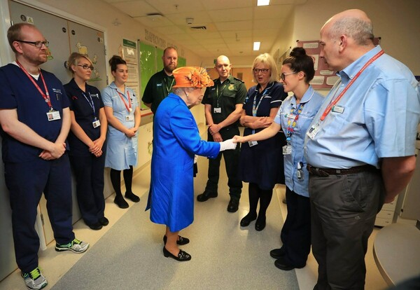Η βασίλισσα Ελισάβετ επισκέφτηκε μικρούς τραυματίες σε νοσοκομείο του Μάντσεστερ
