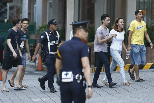 36 νεκροί από την επίθεση στην Μανίλα - Ο δράστης αυτοπυρπολήθηκε