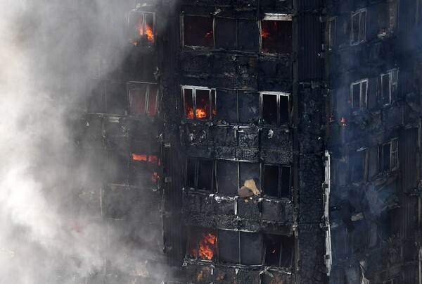 Mαρτυρίες για την πυρκαγιά στο Λονδίνο: «Ήταν προαναγγελθείσα ομαδική δολοφονία»