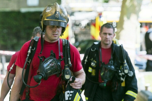 Λονδίνο: Οι πυροσβέστες έφτασαν μέχρι τον τελευταίο όροφο του Grenfell Tower