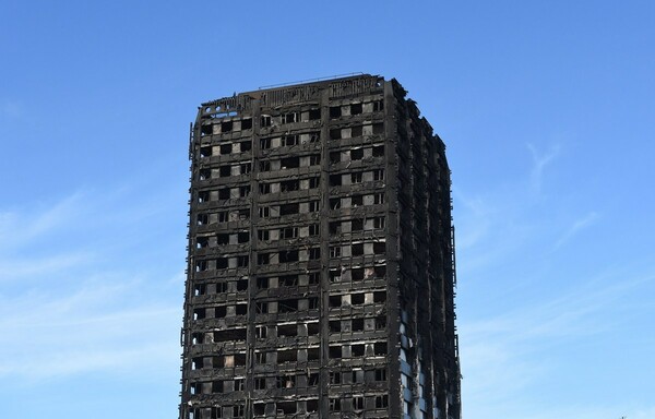 Κατάλογο 65 αγνοουμένων από την πυρκαγιά στο Λονδίνο δημοσιεύει η Sun