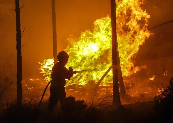 Mαίνεται η τεράστια δασική πυρκαγιά στην Πορτογαλία - Στους 63 οι νεκροί