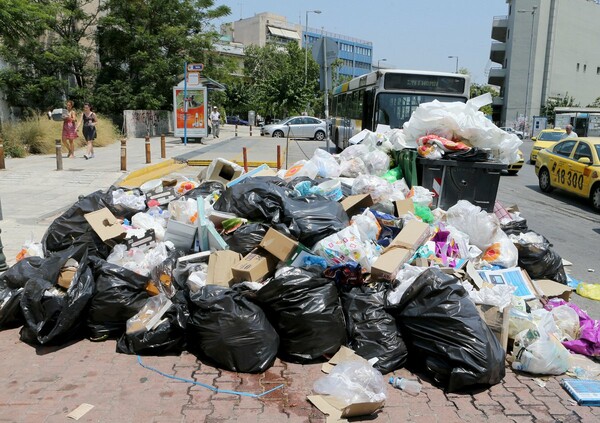 Κομματικός «πόλεμος» για τα σκουπίδια: Μαζικά πυρά αντιπολίτευσης στην τροπολογία για τους συμβασιούχους στην καθαριότητα