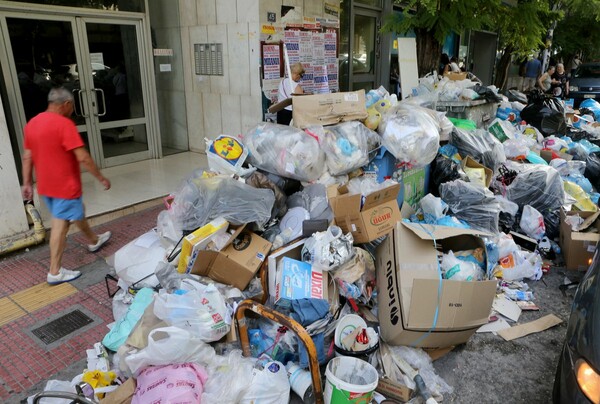 Θεσσαλονίκη: Χίλιοι τόνοι σκουπιδιών στους δρόμους, πυρετώδεις οι ρυθμοί αποκομιδής