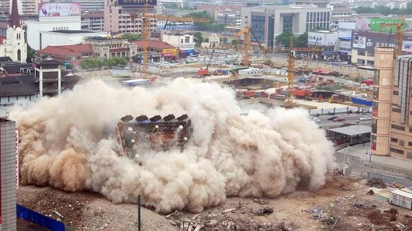Απίστευτο περιστατικό στην Κίνα:12όροφο κτίριο κατεδαφίστηκε χωρίς προειδοποίηση προκαλώντας πανικό (ΒΙΝΤΕΟ)
