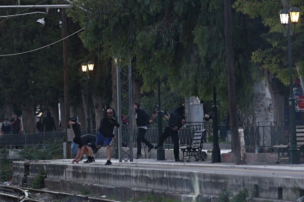 Φωτογραφίες από τα επεισόδια και την ένταση στο Μενίδι
