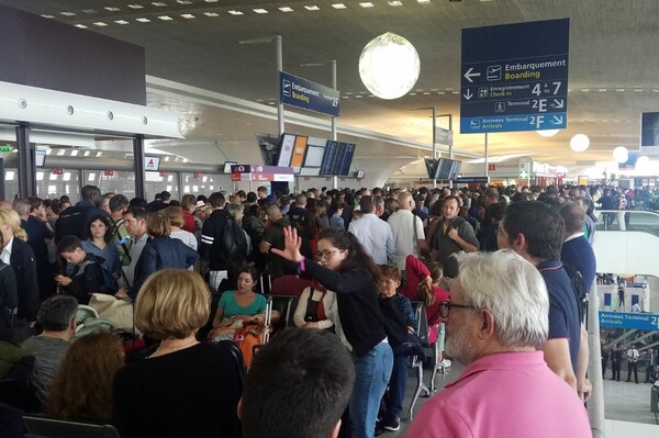 Παρίσι: Ένας άγνωστος προκάλεσε τον συναγερμό στο αεροδρόμιο Σαρλ-ντε-Γκολ