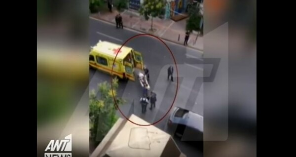 Βίντεο- ντοκουμέντο με τον Λουκά Παπαδήμο αιμόφυρτο πάνω στο φορείο μετά την επίθεση