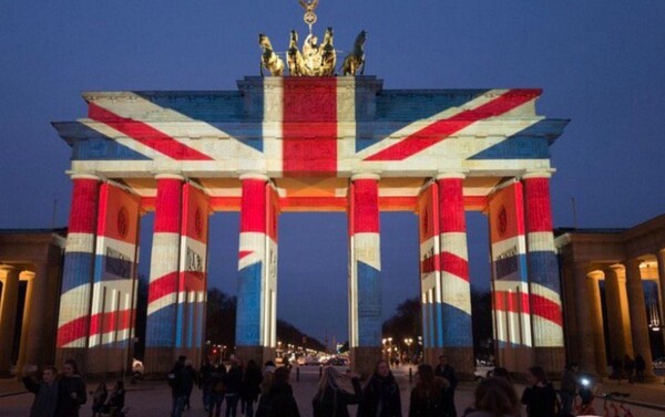 Μνημεία σε όλο τον κόσμο φωταγωγούνται στα χρώματα του Ηνωμένου Βασιλείου για τα θύματα του Μάντσεστερ