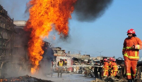Τραγωδία στο Πακιστάν: Στους 140 οι νεκροί από την ανατροπή βυτιοφόρου με πετρέλαιο (upd)
