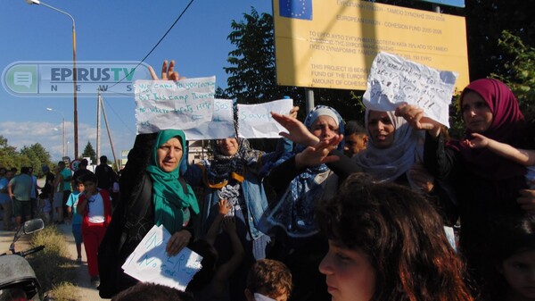 Παράσταση διαμαρτυρίας λόγω σκορπιών, από τους πρόσφυγες στα Ιωάννινα