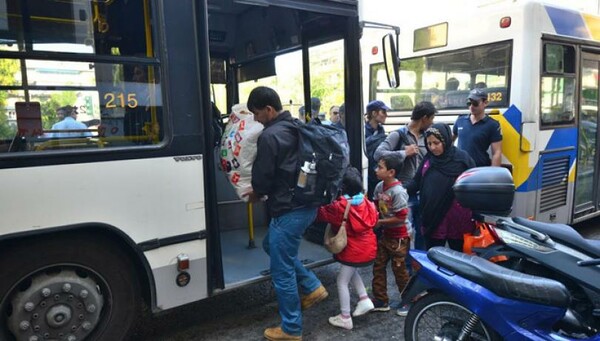 Kαταγγελίες για οδηγούς λεωφορείων που αρνούνται να επιβιβάσουν πρόσφυγες