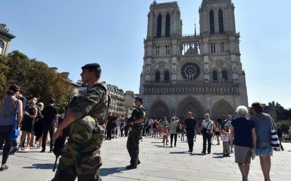 Συναγερμός στο Παρίσι - Αστυνομικοί πυροβόλησαν ύποπτο κοντά στην Παναγία των Παρισίων