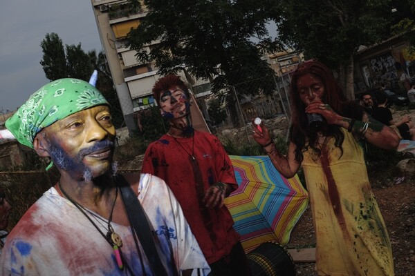 25 πολύχρωμες φωτογραφίες από το μεγάλο street party των χρωμάτων στην Αθήνα