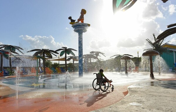 Μόλις κατασκευάστηκε το πρώτο water park στον κόσμο για άτομα με αναπηρία