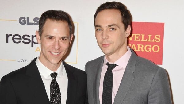 Ο σταρ του «The Big Bang Theory», Jim Parsons παντρεύτηκε τον επί χρόνια σύντροφό του στη Νέα Υόρκη