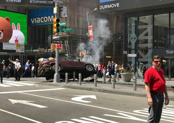 Αυτοκίνητο έπεσε σε πλήθος στην Times Square στη Νέα Υόρκη