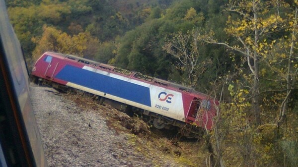 Εκτροχιάστηκε τρένο έξω από τη Θεσσαλονίκη- Πληροφορίες για τραυματίες και πως η αμαξοστοιχία έπεσε σε κατοικία