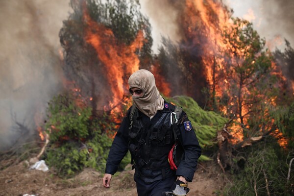Εκκενώνεται χωριό στα Ροδινά- Μεγάλη φωτιά στην Ηλεία