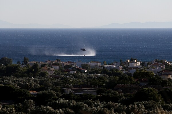 Φωτογραφίες από την πυρκαγιά στα Καλύβια Αττικής