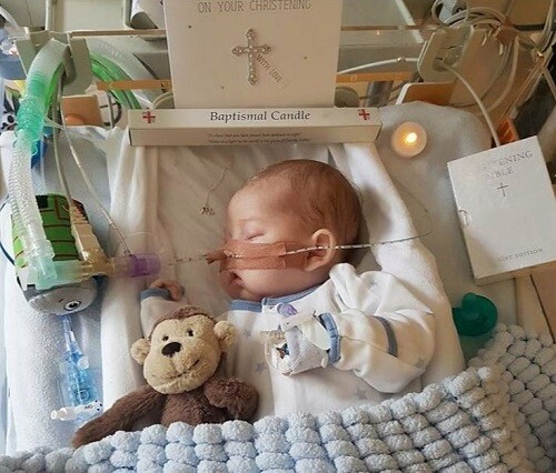 Σε κέντρο νοσηλείας ανιάτων θα περάσει τις τελευταίες ώρες της σύντομης ζωής του ο μικρός Τσάρλι Γκάρντ