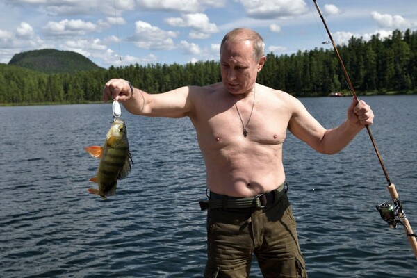 Η «πρόκληση του γυμνόστηθου Πούτιν» έγινε μόδα στα social media της Ρωσίας