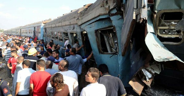 Αίγυπτος: Υπό κράτηση οι μηχανοδηγοί των τρένων που συγκρούστηκαν- Στους 41 οι νεκροί