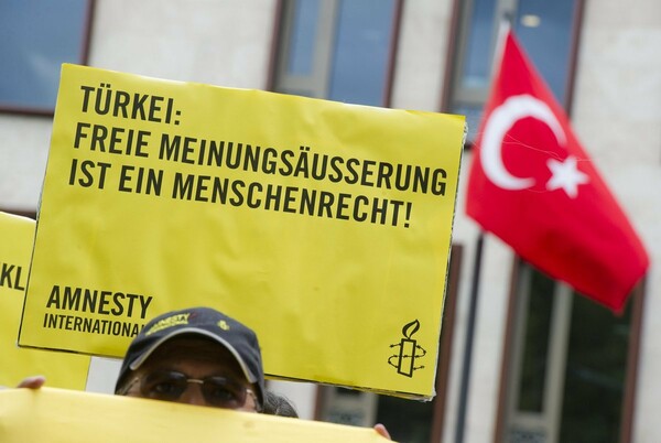 Η Τουρκία παρατείνει την κράτηση της διευθύντριας και ακτιβιστών της Διεθνούς Αμνηστίας