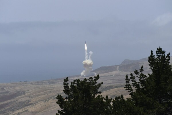 Μήνυμα προς τη Βόρεια Κορέα; - Δοκιμαστική κατάρριψη βαλλιστικού πυραύλου από τις ΗΠΑ