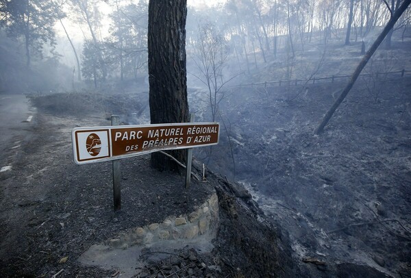 Μεγάλες πυρκαγιές σε νότια Γαλλία και Κορσική - Πάνω από 30.000 στρέμματα έγιναν στάχτη