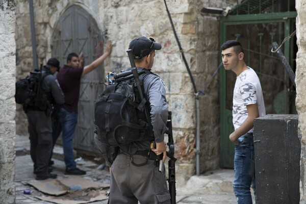 Ιερουσαλήμ: Συγκρούσεις Παλαιστινίων και ισραηλινών αστυνομικών στην Πλατεία των Τεμενών