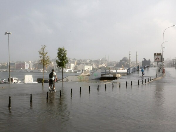 Σκηνές "Αποκάλυψης" στην Κωνσταντινούπολη- Εικόνες από την καταστροφική καταιγίδα