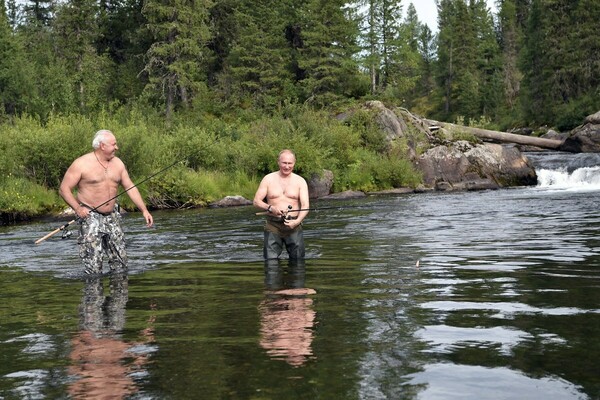 Οι «περιπετειώδεις» διακοπές του Πούτιν - «Γδύθηκε» και έκανε μπάνιο στα παγωμένα νερά της Σιβηρίας