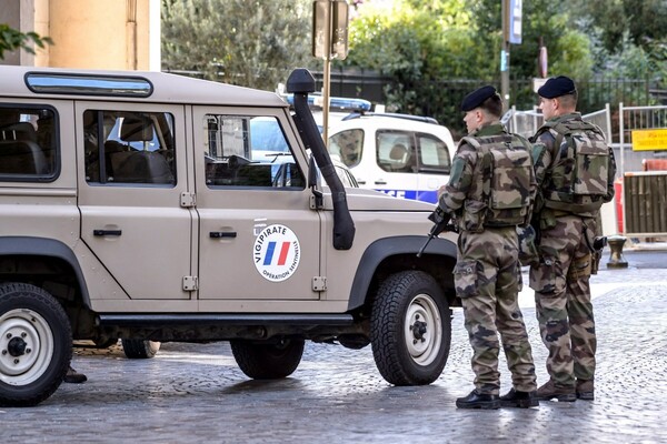 Όχημα χτύπησε στρατιώτες σε προάστιο του Παρισιού - Έξι τραυματίες (upd)