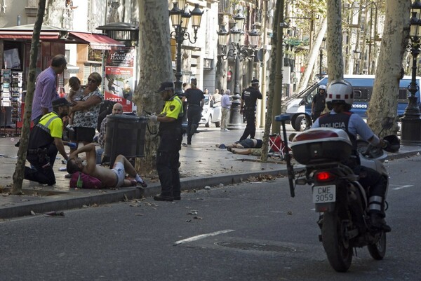 Ντοκουμέντα σοκ από την Βαρκελώνη - Νεκροί και τραυματίες στους δρόμους (ΣΚΛΗΡΕΣ ΕΙΚΟΝΕΣ)