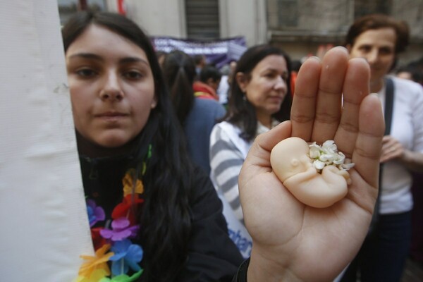 Χιλή: Απόφαση ορόσημο για τις αμβλώσεις- Αποποινικοποιούνται μετά από 28 χρόνια απαγόρευσης
