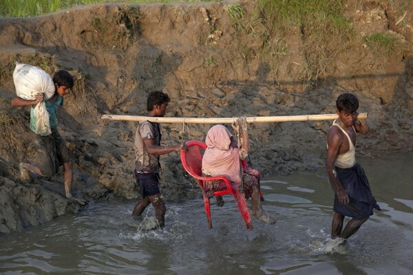 Περισσότεροι από 120 χιλ. πρόσφυγες Ροχίνγκια έφτασαν στο Μπαγκλαντές