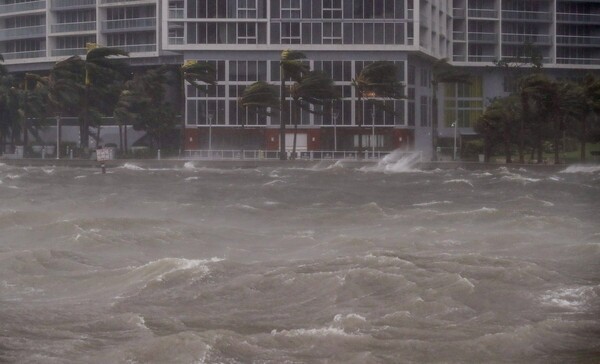 Ο τυφώνας Ίρμα υποβαθμίστηκε στην κατηγορία 3- Πλημμύρισε το κέντρο του Μαϊάμι