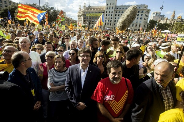 «Αντίο Ισπανία»: Χιλιάδες άνθρωποι διαδήλωσαν στην Βαρκελώνη υπέρ του δημοψηφίσματος για την ανεξαρτησία της Καταλονίας