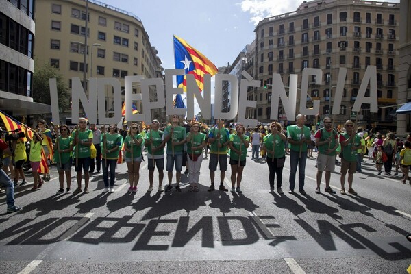 «Αντίο Ισπανία»: Χιλιάδες άνθρωποι διαδήλωσαν στην Βαρκελώνη υπέρ του δημοψηφίσματος για την ανεξαρτησία της Καταλονίας