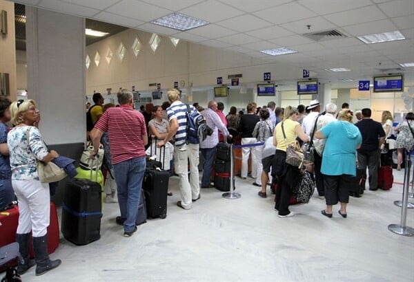 Αναστάτωση στο αεροδρόμιο Ηρακλείου από άντρα που πέταξε πυροσβεστήρα στο σαλόνι των VIP
