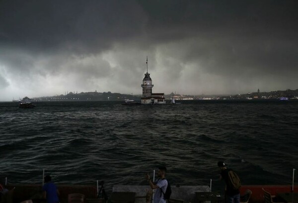 Σκηνές "Αποκάλυψης" στην Κωνσταντινούπολη- Εικόνες από την καταστροφική καταιγίδα