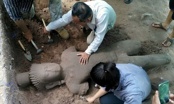 Καμπότζη: Αρχαίο άγαλμα ανακαλύφθηκε στον ναό Ανγκόρ Βατ