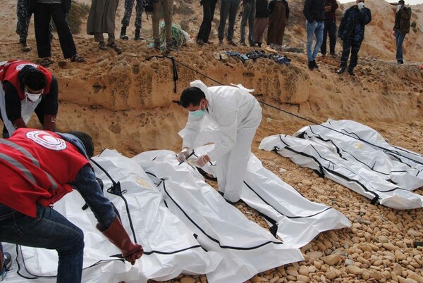 Λιβύη: Τα πτώματα 16 μεταναστών εντοπίστηκαν στην έρημο