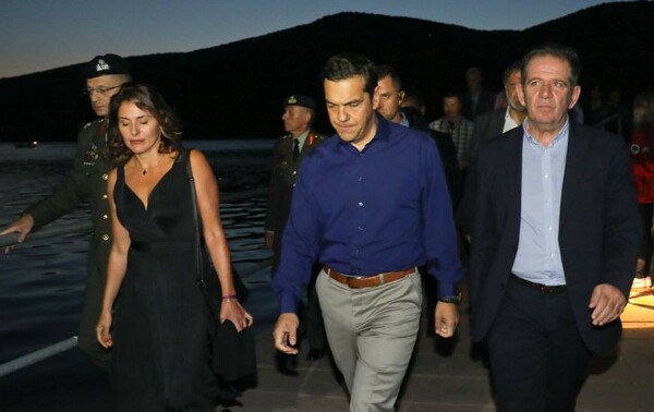Ο Αλέξης Τσίπρας και η Περιστέρα Μπαζιάνα πήγαν σε συναυλία-αφιέρωμα για τον Νίκο Γκάτσο στις Πρέσπες